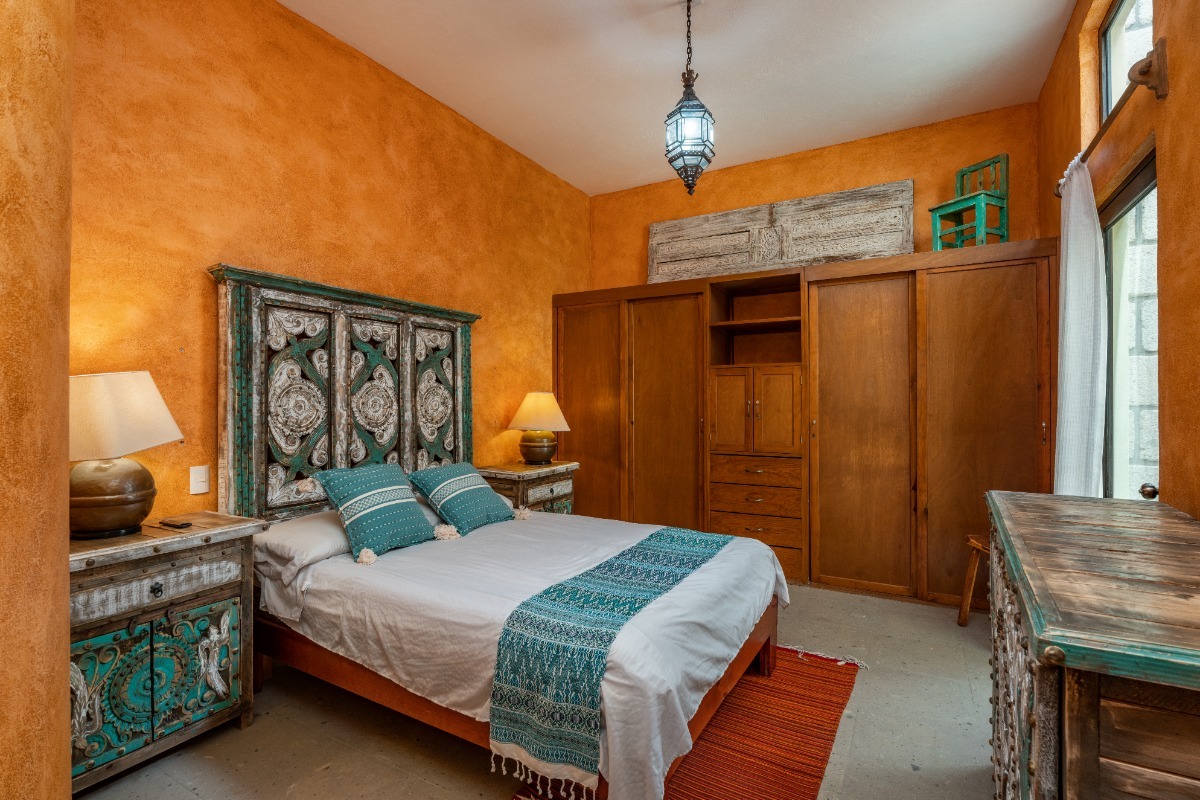 Private Colonial Home 2-Bedroom, 2-Bathroom 