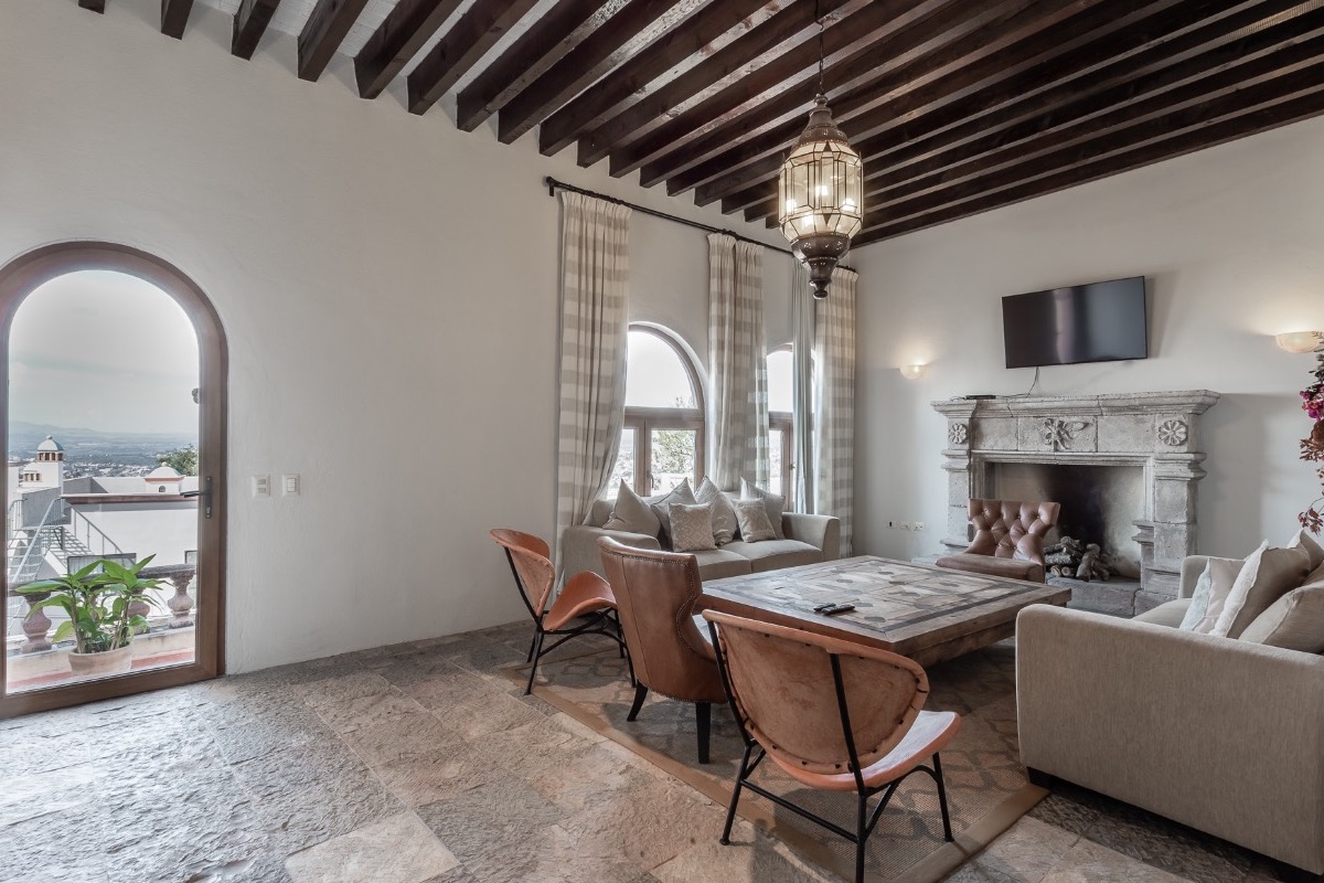 2-Bedroom Condo with Pool & Parking